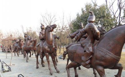 公園景區(qū)創(chuàng)意不銹鋼仿銅眾人出游騎馬雕塑