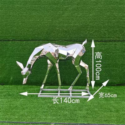 幾何不銹鋼鏡面草坪覓食 的小鹿