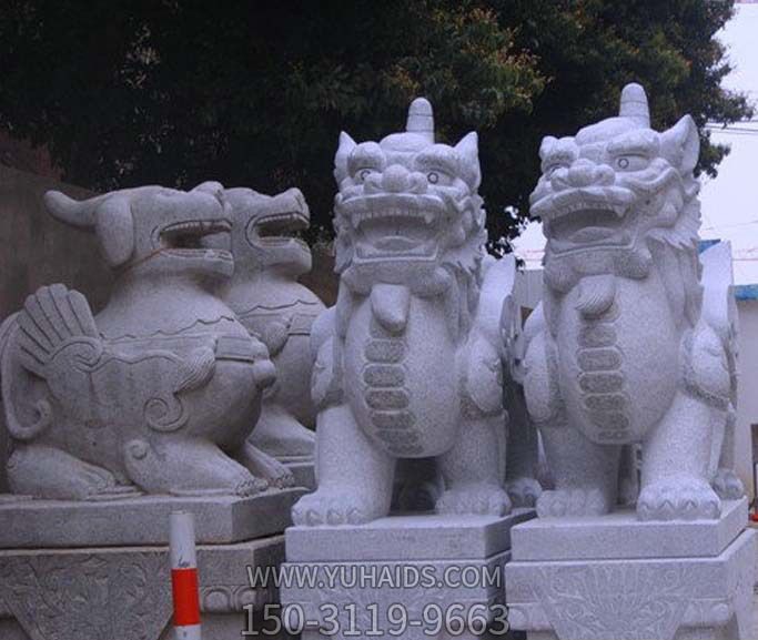 公園里擺放的兩只漢白玉石雕創(chuàng)意獨(dú)角獸雕塑