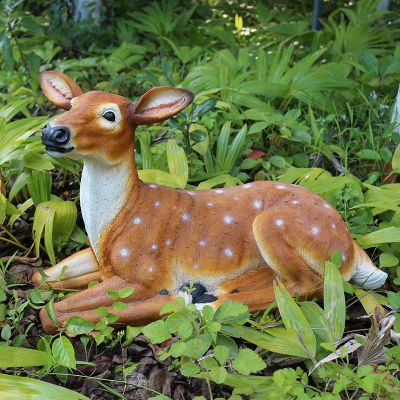 公園景區(qū)一只臥著的玻璃鋼彩繪梅花鹿雕塑