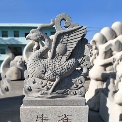 公園里擺放的行走的青石石雕創(chuàng)意朱雀雕塑