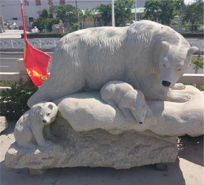 街道邊公園里擺放的一大兩小玻璃鋼創(chuàng)意北極熊雕塑