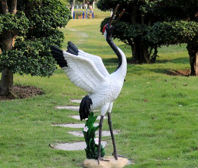 公園草坪展翅的丹頂鶴雕塑