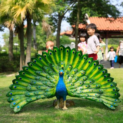 草坪上一只開(kāi)屏的玻璃鋼彩繪孔雀雕塑