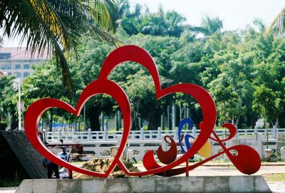 公園池塘創(chuàng)意紅色愛(ài)心雕塑