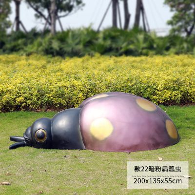 公園里擺放的一只紫色的玻璃鋼噴漆瓢蟲雕塑