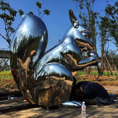 公園草地擺放不銹鋼鏡面松鼠動物雕塑