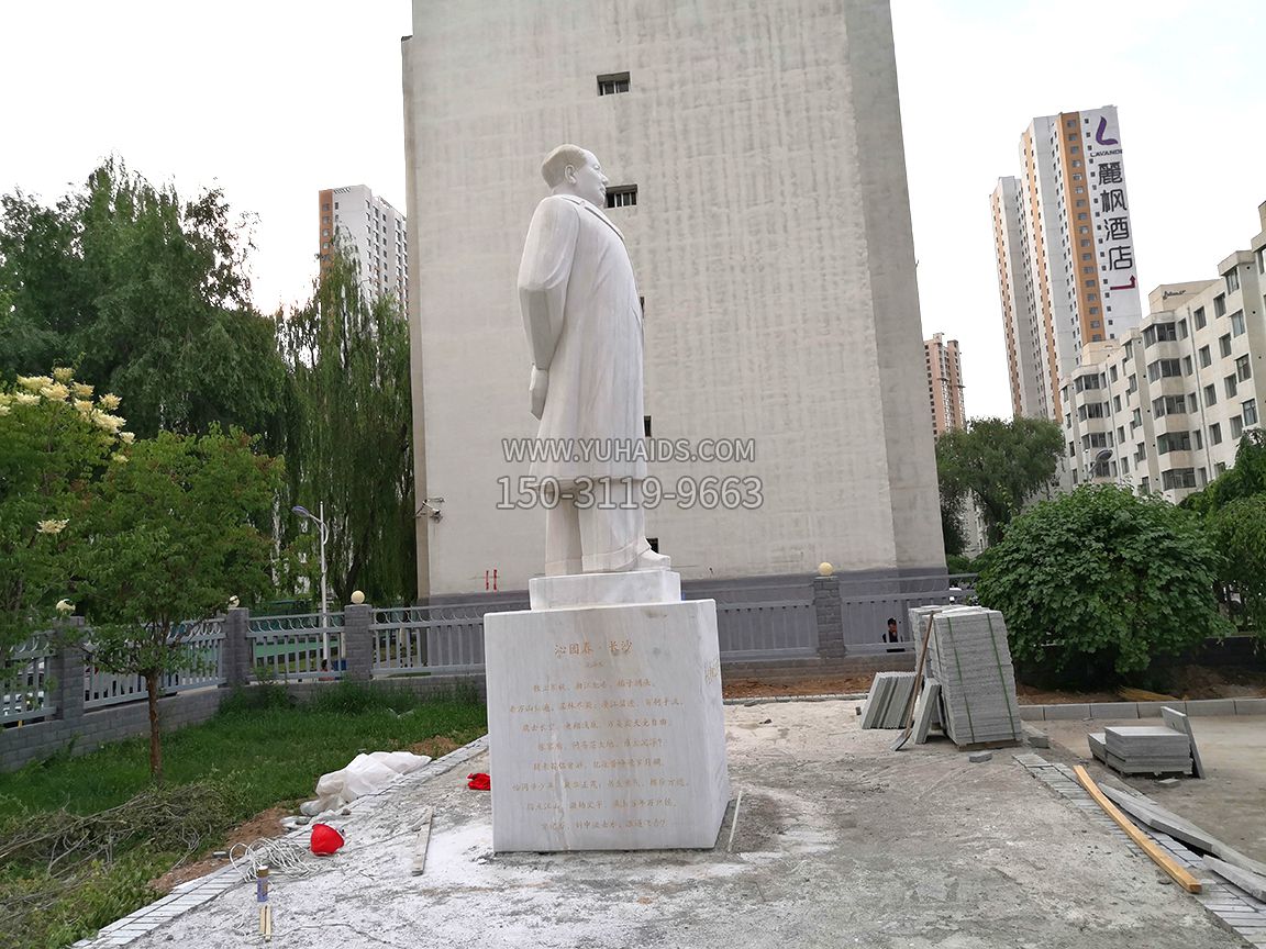 青海石油博物館，漢白玉毛主席石雕像，側(cè)視效果